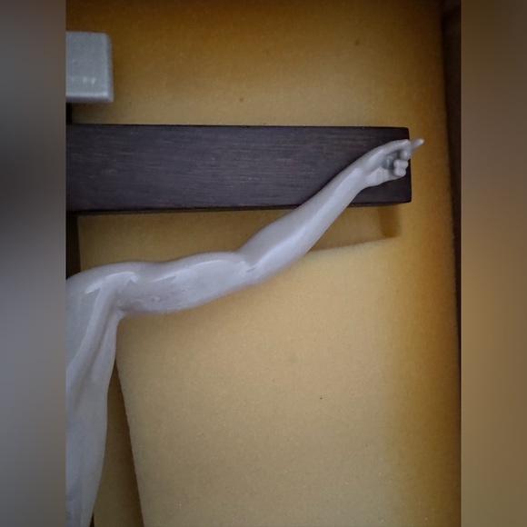 Lladro Our Savior Crucifix Figurine Tabletop - Picture 6 of 16